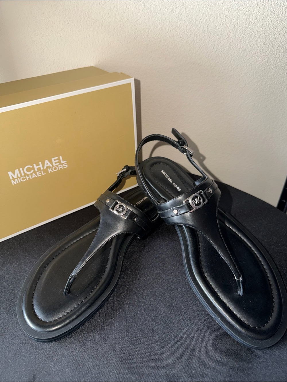 NEW 🖤 Michael Kors “Mandy” Black Leather Thong Sandals
